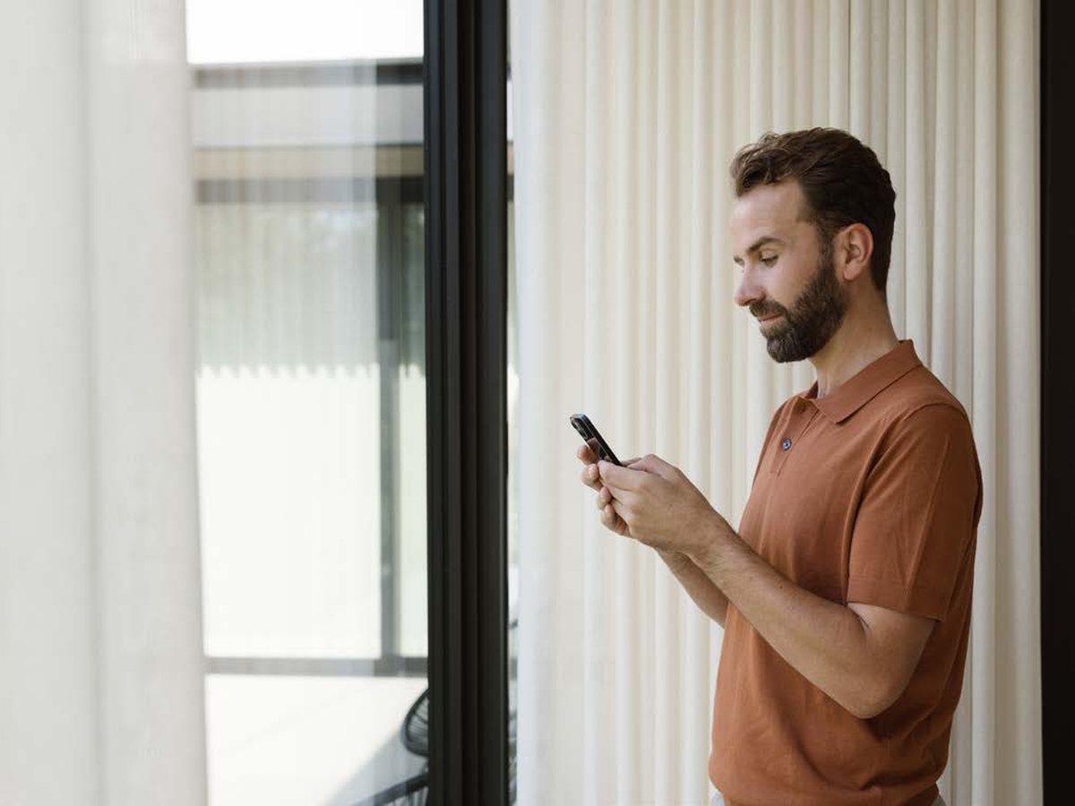 Electric curtain rail controlled from a smartphone